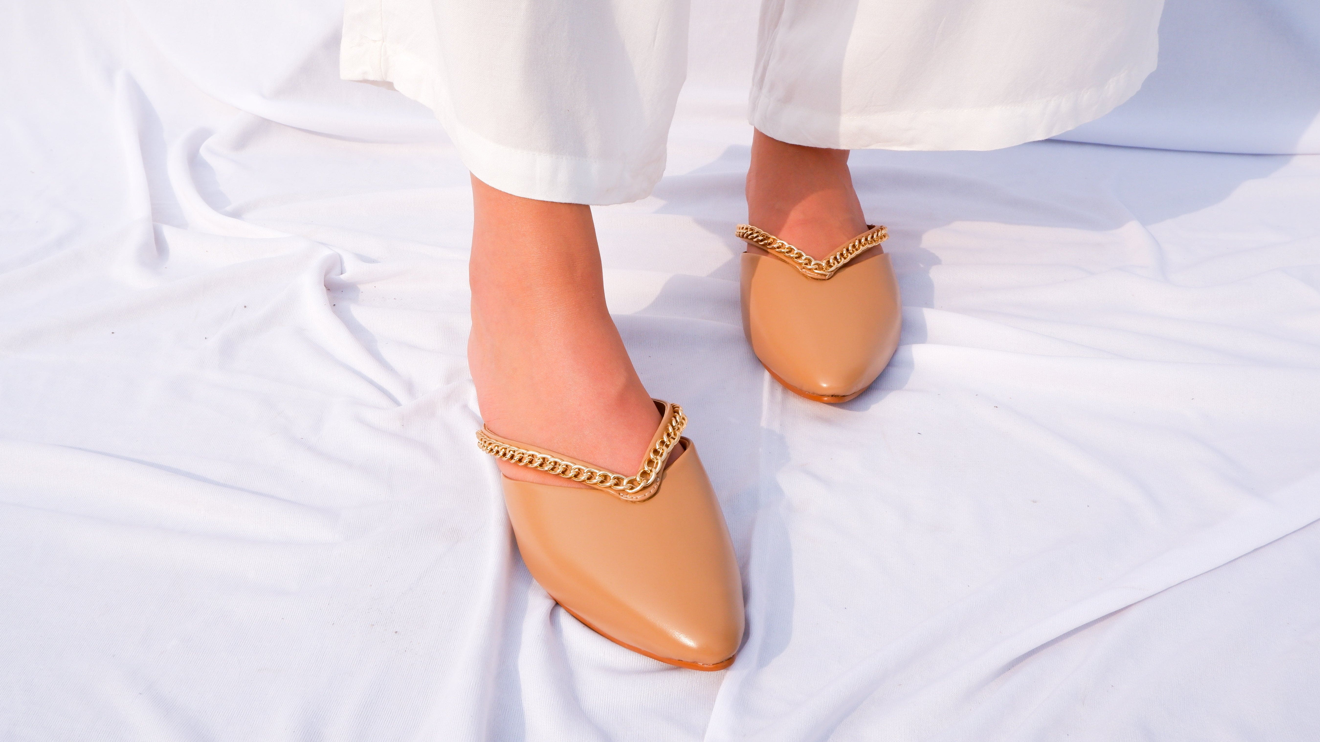 NUDE CHAIN MULES